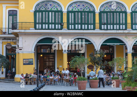 Cuba, La Havane, La Havane Vieje, Plaza Vieja, les personnes qui boivent à l'extérieur de Taberna de la Muralla Banque D'Images