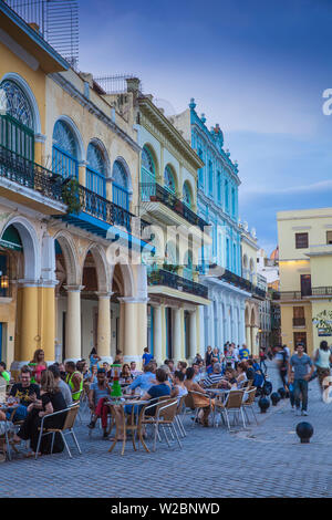 Cuba, La Havane, La Havane Vieje, Plaza Vieja, les personnes qui boivent à l'extérieur de Taberna de la Muralla Banque D'Images