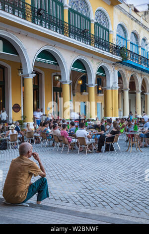 Cuba, La Havane, La Havane Vieje, Plaza Vieja, les personnes qui boivent à l'extérieur de Taberna de la Muralla Banque D'Images