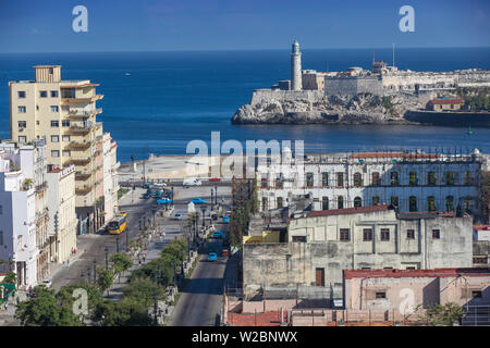 Cuba, La Havane, La Havane Vieje, Vue de dessus le Prado (Paseo de Marti) pour le Malecon et El Morro - Morro Castle Banque D'Images