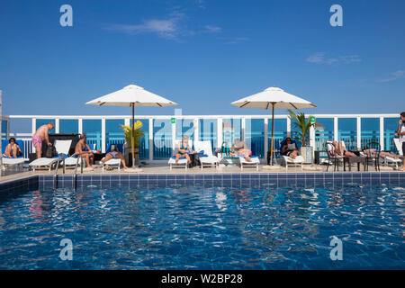 Piscine sur le toit, l'hôtel Capri, Vedado, La Havane, Cuba Banque D'Images