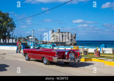 Cojimar Fort et 1959 Dodge Custom Convertible Lancer fidèles, Cojimar, La Havane, Cuba (MR) Banque D'Images