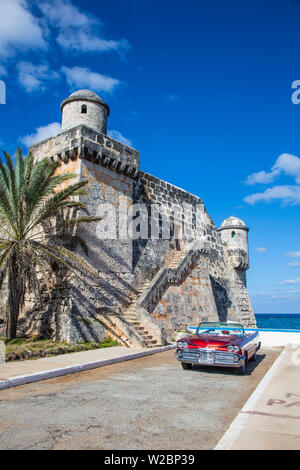 Cojimar Fort et 1959 Dodge Custom Convertible Lancer fidèles, Cojimar, La Havane, Cuba (MR) Banque D'Images