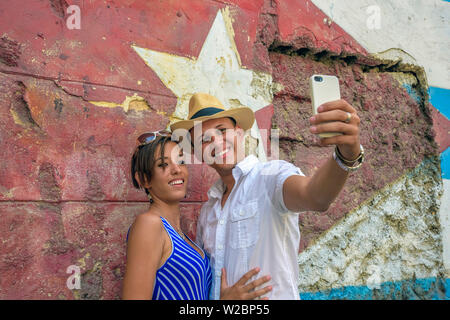 Cuba, La Havane, un couple de touristes en face de peinture murale selfies Banque D'Images