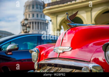 Cuba, La Habana Vieja (la vieille Havane), Paseo de Marti, Capitolio et classic 1950 voiture américaine Banque D'Images