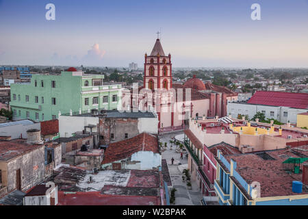 Cuba, Camaguey, la province de Camaguey, vue sur la ville en direction de l'Iglesia de Nuestra SeÃ±ora de la Soledad Banque D'Images