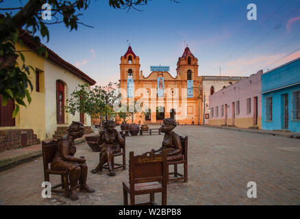 Cuba, Camaguey, la province de Camaguey, Plaza del Carmen, Iglesia de Nuestra Señora del Carmen et unique de sculptures grandeur nature camagueyanos qui vaquent à leur vie quotidienne Banque D'Images