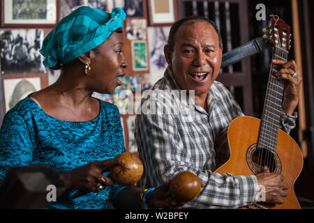 Cuba, Province de Santiago de Cuba, Santiago de Cuba, Centre Historique, Trova musiciens à Casa de la Trova (chant/songwriting poétique traditionnelle maison) Banque D'Images