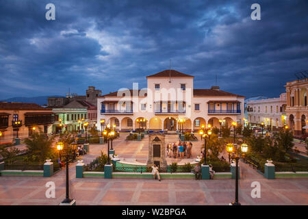 Cuba, Province de Santiago de Cuba, Santiago de Cuba, le Parque Cespedes (place principale de la ville) à la recherche en direction de l'hôtel de ville et Maison du Gouverneur, à gauche se trouve le Musée Casa de Diego VelÃ¡zquez, la maison la plus ancienne de Cuba Banque D'Images