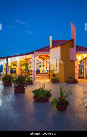 Cuba, Province de Santiago de Cuba, Santiago de Cuba, le Parque Cespedes (place principale de la ville) terrasse sur le toit de l'hôtel Casa Granda - où Graham Green est venu dans les années 50 d'interviewer Fidel Castro Banque D'Images
