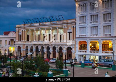 Cuba, Province de Santiago de Cuba, Santiago de Cuba, le Parque Cespedes (place principale de la ville), l'hôtel Casa Granda - où Graham Green est venu dans les années 50 d'interviewer Fidel Castro Banque D'Images