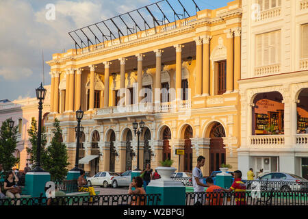 Cuba, Province de Santiago de Cuba, Santiago de Cuba, le Parque Cespedes (place principale de la ville), l'hôtel Casa Granda - où Graham Green est venu dans les années 50 d'interviewer Fidel Castro Banque D'Images
