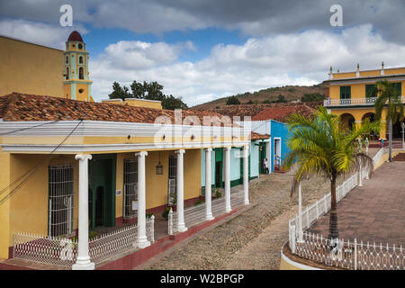 Cuba, Trinidad, Plaza Mayor, Musée de la vue de ArqueologÃ-a Archeologyon - Musée de Guamuhaya, dans la distance est le Palais Brunet maintenant le Musée Romantico Banque D'Images