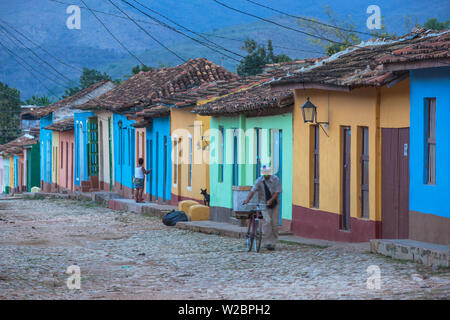 Cuba, Trinidad, un homme vend des sandwiches souffle un sifflet comme il walkes une rue pittoresque dans le centre historique Banque D'Images