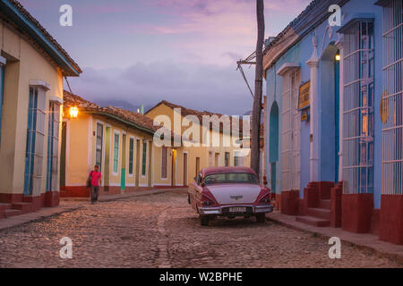 Cuba, Trinité, voiture américaine classique dans le centre historique Banque D'Images