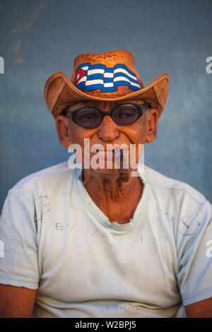 Cuba, Trinidad, Cuba Personnes âgées homme fumeur de cigare cubain Banque D'Images