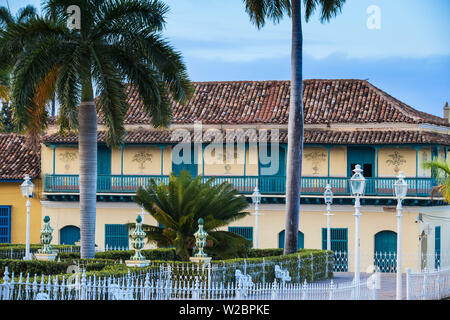 Cuba, Trinidad, Plaza Mayor, Galeria de Arte dans l'ancien Palacio Ortiz - La Casa de Aldeman Ortiz - une maison coloniale de 1809 qui a été initialement construit pour Ortiz de Zuniga, un marchand d'esclave et maire de la Trinité. Banque D'Images