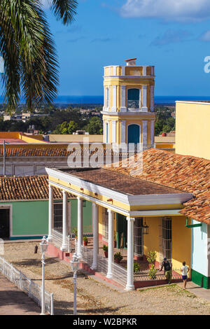 Cuba, Trinidad, Plaza Mayor, Musée de la vue de ArqueologÃ-a - Musée d'archéologie Guamuhaya, et la tour à l'Historical Museum Banque D'Images