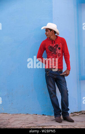 Cuba, Trinidad, jeune homme debout sur coin de rue Banque D'Images