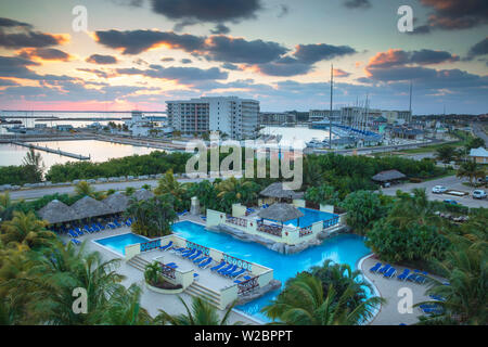 Cuba, Varadero, Cuba, Varadero, vue sur la piscine de l'hôtel Barcelo Marina vers Varadero Melia Varadero et Marina Marina Hotel Banque D'Images