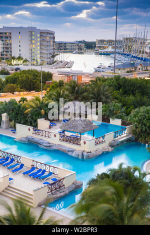 Cuba, Varadero, Cuba, Varadero, vue sur la piscine de l'hôtel Barcelo Marina vers Varadero Melia Varadero et Marina Marina Hotel Banque D'Images