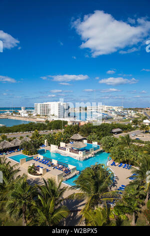 Cuba, Varadero, Cuba, Varadero, vue sur la piscine de l'hôtel Barcelo Marina vers Varadero Melia Varadero et Marina Marina Hotel Banque D'Images