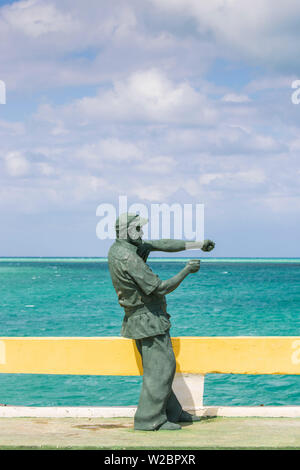 Cuba Jardines del Rey, Ernest Hemingway statue sur causeway reliant Cayo Coco à Cayo Guillermo Banque D'Images