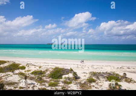 Cuba Jardines del Rey, Cayo Guillermo, les hommes marchant le long de la Playa Pilar Banque D'Images
