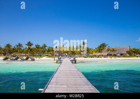Cuba Jardines del Rey, Cayo Guillermo, Playa El Paso, jetée en bois menant à l'Hôtel Melia Banque D'Images