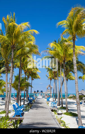 Cuba Jardines del Rey, Cayo Guillermo, Playa El Paso, Melia, passerelle en bois bordée de palmiers menant à la plage et de la jetée Banque D'Images