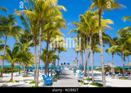 Cuba Jardines del Rey, Cayo Guillermo, Playa El Paso, Melia, passerelle en bois bordée de palmiers menant à la plage et de la jetée Banque D'Images