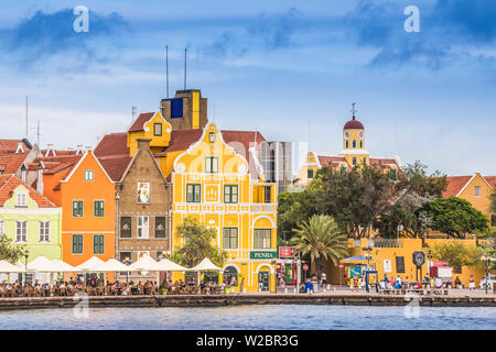 Willemstad, Curaçao, vue sur St Anna Bay, en regardant vers le bâtiments coloniaux néerlandais sur Handelskade le long du front de mer de Punda Banque D'Images