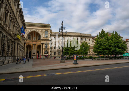 Milan, Italie - 03 juillet 2019 : Les travailleurs sont à pied dans la journée tôt le matin. Piazza della Scala situé entre la mairie et le théâtre principal Banque D'Images