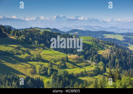 Vallée de l'Emmental et alpes suisses dans l'arrière-plan, Berner Oberland, Suisse Banque D'Images