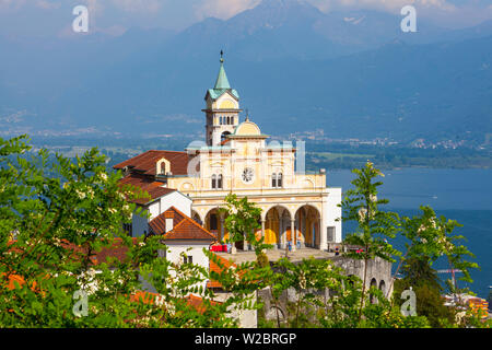 Vue surélevée sur la pittoresque Sanctuaire de la Madonna del Sasso, Locarno, le Lac Majeur, Tessin, Tessin, Suisse Banque D'Images