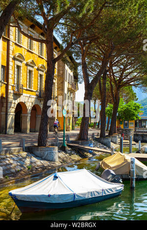 L'idyllique village au bord du lac de Vico Morcote, Lac de Lugano, Tessin, Suisse Banque D'Images