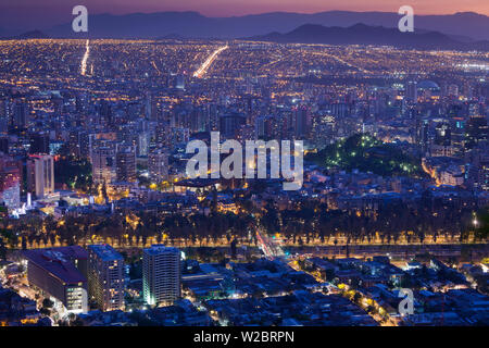 Le Chili, Santiago, elevated view of central Santiago du Cerro San Cristobal Hill, dusk Banque D'Images