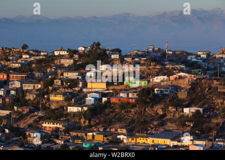 Le Chili, Coquimbo, augmentation de la vue sur la ville de la Cruz del III Milenio cross, crépuscule Banque D'Images