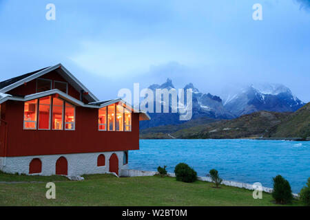 Le Chili, la Patagonie, le Parc National Torres del Paine (UNESCO Site), pics et Cuernos del Paine Hosteria Hôtel historique Peohe Banque D'Images