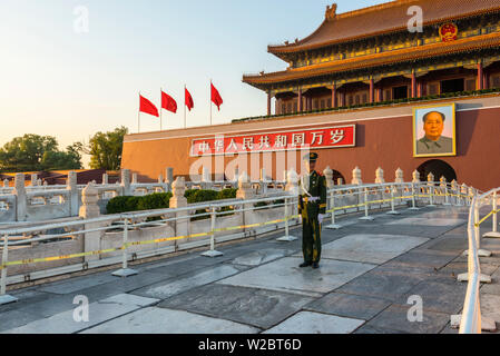 La Chine, Pékin, la Place Tiananmen, la Cité Interdite, porte de la paix céleste avec le président Mao portrait Banque D'Images