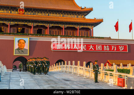 La Chine, Pékin, la Place Tiananmen, la Cité Interdite, porte de la paix céleste avec le président Mao portrait Banque D'Images