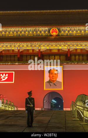 La Chine, Pékin, la Place Tiananmen, la Cité Interdite, porte de la paix céleste avec le président Mao portrait Banque D'Images