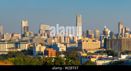 La Chine, Beijing, Parc Jingshan, Chaoyang District moderne au-delà de l'horizon Banque D'Images