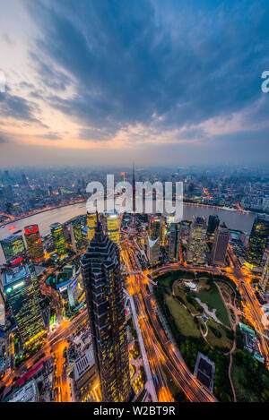 La Chine, Shanghai, vue sur le Quartier Financier de Pudong, au-delà de la rivière Huangpu Banque D'Images