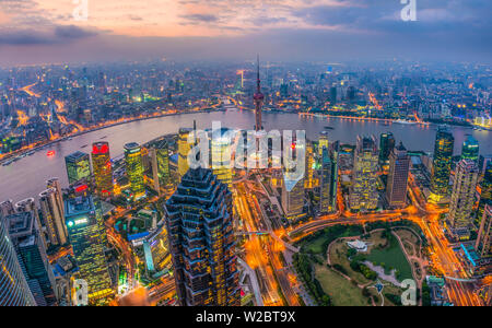 La Chine, Shanghai, vue sur le Quartier Financier de Pudong, au-delà de la rivière Huangpu Banque D'Images