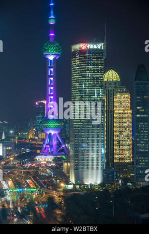 Oriental Pearl Tower et Lujiazui skyline, Pudong, Shanghai, Chine Banque D'Images