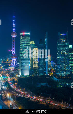 Oriental Pearl Tower et Lujiazui skyline, Pudong, Shanghai, Chine Banque D'Images