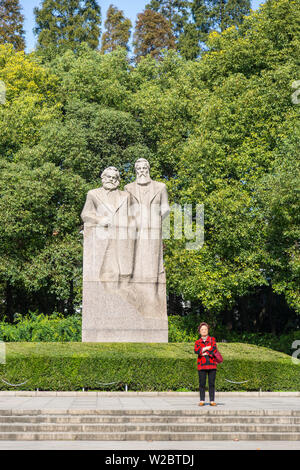 Marx et Engels statue, Fuxing Park, Concession Française, Shanghai, Chine Banque D'Images
