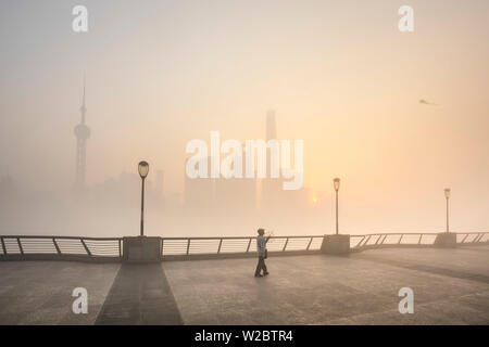 L'horizon de Pudong du Bund sur un matin de novembre brumeux, Shanghai, Chine Banque D'Images