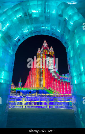 Lumineux spectaculaires sculptures de glace à l'Harbin Ice and Snow Festival dans la province de Heilongjiang, Harbin, Chine Banque D'Images